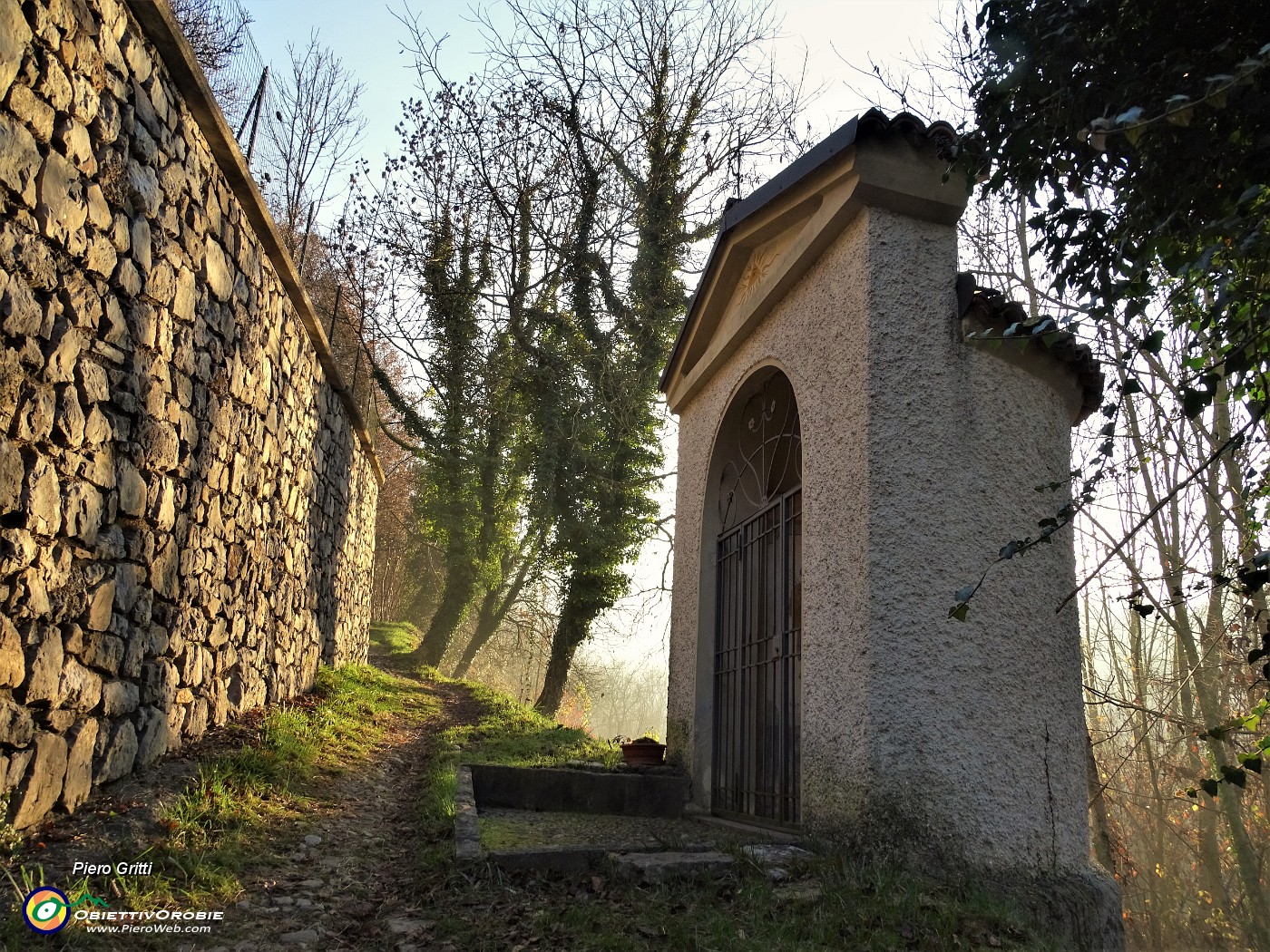 20 Sul sentiero-mulattiera prima santella.JPG